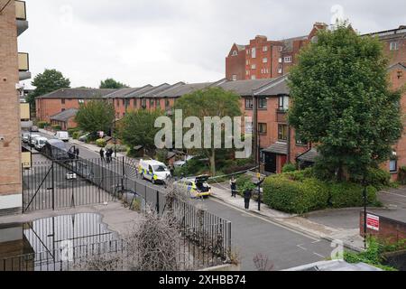 RETRANSMISSION DE L'ÂGE DE LA PERSONNE ARRÊTÉE CORRIGÉ DE 24 À 34 officiers légaux à une adresse à Shepherd's Bush, ouest de Londres, après que des restes humains ont été trouvés dans deux valises près du pont suspendu de Clifton à Bristol. Date de la photo : samedi 13 juillet 2024. Banque D'Images