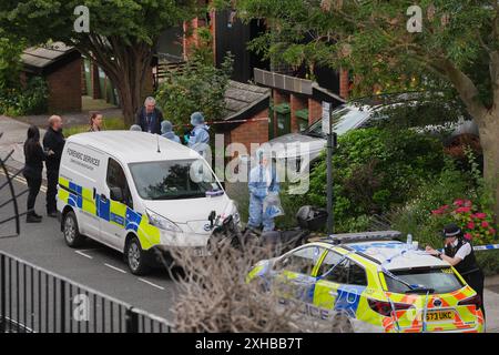 RETRANSMISSION DE L'ÂGE DE LA PERSONNE ARRÊTÉE CORRIGÉ DE 24 À 34 officiers légaux à une adresse à Shepherd's Bush, ouest de Londres, après que des restes humains ont été trouvés dans deux valises près du pont suspendu de Clifton à Bristol. Date de la photo : samedi 13 juillet 2024. Banque D'Images