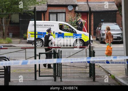 L'ÂGE DE RETRANSMISSION DE LA PERSONNE ARRÊTÉE CORRIGÉ DE 24 À 34 officiers légaux à Shepherd's Bush, à l'ouest de Londres, après que des restes humains aient été trouvés dans deux valises près du pont suspendu de Clifton à Bristol. Date de la photo : samedi 13 juillet 2024. Banque D'Images