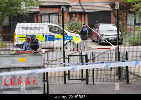 L'ÂGE DE RETRANSMISSION DE LA PERSONNE ARRÊTÉE CORRIGÉ DE 24 À 34 officiers légaux à Shepherd's Bush, à l'ouest de Londres, après que des restes humains aient été trouvés dans deux valises près du pont suspendu de Clifton à Bristol. Date de la photo : samedi 13 juillet 2024. Banque D'Images