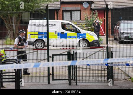 L'ÂGE DE RETRANSMISSION DE LA PERSONNE ARRÊTÉE CORRIGÉ DE 24 À 34 officiers légaux à Shepherd's Bush, à l'ouest de Londres, après que des restes humains aient été trouvés dans deux valises près du pont suspendu de Clifton à Bristol. Date de la photo : samedi 13 juillet 2024. Banque D'Images