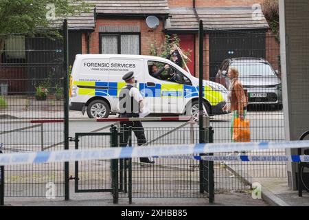 L'ÂGE DE RETRANSMISSION DE LA PERSONNE ARRÊTÉE CORRIGÉ DE 24 À 34 officiers légaux à Shepherd's Bush, à l'ouest de Londres, après que des restes humains aient été trouvés dans deux valises près du pont suspendu de Clifton à Bristol. Date de la photo : samedi 13 juillet 2024. Banque D'Images