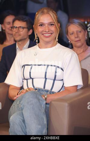 Lola Weippert BEI der Aufzeichnung der NDR Talk Show im NDR Fernsehstudio Lokstedt. Hambourg, 12.07.2024 *** Lola Weippert lors de l'enregistrement du Talk Show NDR dans le studio de télévision NDR Lokstedt Hamburg, 12 07 2024 Foto:xgbrcix/xFuturexImagex ndr talk1207 4721 Banque D'Images