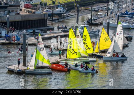 enfants apprenant à naviguer dans un club de voile pour enfants à lymington hampshire royaume-uni. bateaux à voile colorés et canot à lymington, nouvelle forêt, hampshire Banque D'Images