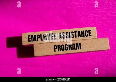 Message du programme d'aide aux employés écrit sur des blocs de bois avec fond rose. Symbole conceptuel du programme d'aide aux employés. Copier l'espace. Banque D'Images