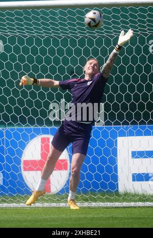 Jordan Pickford, l'anglais, lors d'une séance d'entraînement au Spa & Golf Resort Weimarer Land à Blankenhain, en Allemagne, avant la finale de l'Euro 2024 de l'UEFA entre l'Espagne et l'Angleterre dimanche. Date de la photo : samedi 13 juillet 2024. Banque D'Images