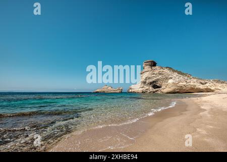 Plage de Saint Antoine sur la mer Méditerranée à Capo Pertusato, un affleurement calcaire rocheux près de Bonifacio sur la côte sud de l'île de Corsic Banque D'Images