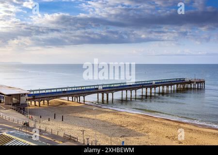 Plage et jetée de Boscombe près de Bournemouth dans le Dorset, Angleterre, Royaume-Uni Banque D'Images