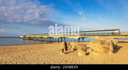Plage et jetée de Boscombe près de Bournemouth dans le Dorset, Angleterre, Royaume-Uni Banque D'Images