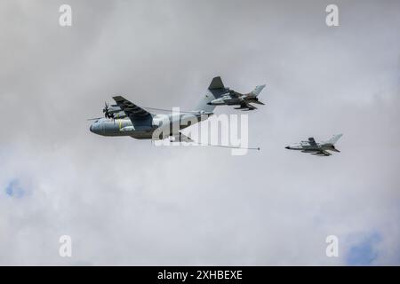 Armée de l'air allemande - Airbus A400M Atlas présentant le ravitaillement air-air de deux avions de chasse Tornado au Royal International Air Tattoo 2023. Banque D'Images