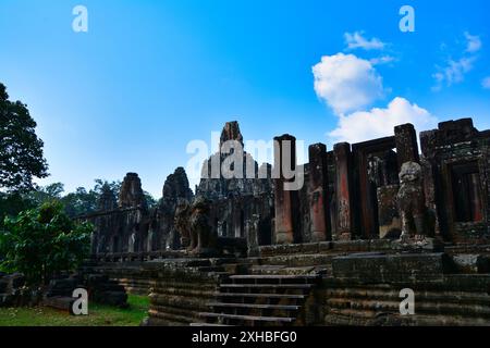 Anciens piliers de pierre et statues de lions gardiens du temple historique du Bayon à Angkor Thom, Siem Reap, Cambodge Banque D'Images