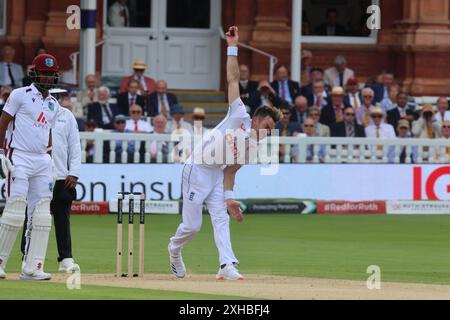 LONDRES, Royaume-Uni, JULY11 : L'anglais James Anderson (Lancashire) bowling sa dernière fois en action lors du match Rothesay test It test Day 2 of 5 entre l'Angleterre et les Antilles au Lord's Cricket Ground, Londres, le 11 juillet 2024 Banque D'Images