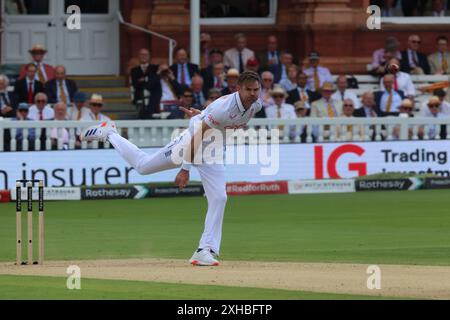 LONDRES, Royaume-Uni, JULY11 : L'anglais James Anderson (Lancashire) bowling sa dernière fois en action lors du match Rothesay test It test Day 2 of 5 entre l'Angleterre et les Antilles au Lord's Cricket Ground, Londres, le 11 juillet 2024 Banque D'Images