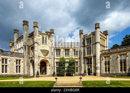 Château de Highcliffe en été, Dorset, Angleterre, Royaume-Uni Banque D'Images