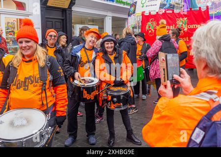 Durham, Royaume-Uni. 13 JUILLET 2024. Membres du groupe Bangshees alors que des milliers de personnes sont descendues dans les rues pour célébrer le gala des mineurs de Durham, malgré un déluge de pluie tout au long de la journée. Crédit Milo Chandler/Alamy Live News Banque D'Images