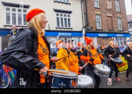 Durham, Royaume-Uni. 13 JUILLET 2024. Membres du groupe Bangshees alors que des milliers de personnes sont descendues dans les rues pour célébrer le gala des mineurs de Durham, malgré un déluge de pluie tout au long de la journée. Crédit Milo Chandler/Alamy Live News Banque D'Images