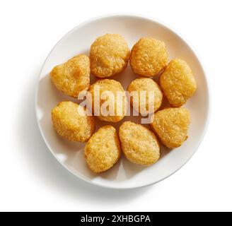 assiette de pépites de fromage chili frites isolées sur fond blanc, vue de dessus Banque D'Images