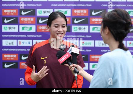 Dalian, province chinoise du Liaoning. 13 juillet 2024. Chen Qiaozhu (à gauche) de l'équipe nationale chinoise de football féminin parle dans une interview avant une séance d'entraînement à Dalian, dans la province du Liaoning, au nord-est de la Chine, le 13 juillet 2024. Crédit : long Lei/Xinhua/Alamy Live News Banque D'Images