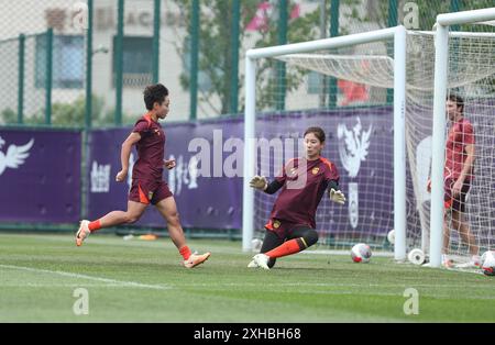 Dalian, province chinoise du Liaoning. 13 juillet 2024. Zhang Linyan (G) de l'équipe nationale chinoise de football féminin participe à une séance d'entraînement à Dalian, dans la province du Liaoning, au nord-est de la Chine, le 13 juillet 2024. Crédit : long Lei/Xinhua/Alamy Live News Banque D'Images