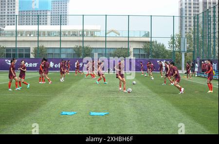 Dalian, province chinoise du Liaoning. 13 juillet 2024. Les joueuses de l'équipe nationale chinoise de football féminin participent à une séance d'entraînement à Dalian, dans la province du Liaoning, au nord-est de la Chine, le 13 juillet 2024. Crédit : long Lei/Xinhua/Alamy Live News Banque D'Images