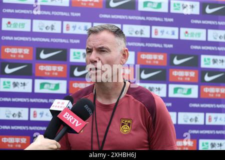 Dalian, province chinoise du Liaoning. 13 juillet 2024. Ante Milicic, entraîneur-chef de l'équipe nationale chinoise de football féminin, s'exprime dans une interview avant une séance d'entraînement à Dalian, dans la province du Liaoning, au nord-est de la Chine, le 13 juillet 2024. Crédit : long Lei/Xinhua/Alamy Live News Banque D'Images