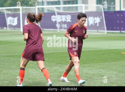 Dalian, province chinoise du Liaoning. 13 juillet 2024. Wang Shuang (à droite) de l'équipe nationale chinoise de football féminin participe à une séance d'entraînement à Dalian, dans la province du Liaoning, au nord-est de la Chine, le 13 juillet 2024. Crédit : long Lei/Xinhua/Alamy Live News Banque D'Images