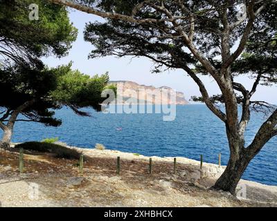 Blick auf Felsen und Meer im Nationalpark Calanques *** vue sur les rochers et la mer dans le parc national des Calanques Banque D'Images