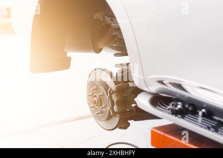 Système de freinage de voiture. Disque et plaquette de frein. Réparation de disque de frein. Banque D'Images