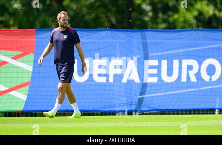 Blankenhain, Allemagne. 13 juillet 2024. Soccer : Championnat d'Europe, avant la finale Espagne - Angleterre, entraînement final Angleterre, au Spa & Golf Resort Weimarer Land, l'anglais Harry Kane vient sur le terrain d'entraînement. Crédit : Robert Michael/dpa/Alamy Live News Banque D'Images