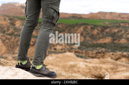 Gros plan des jambes d'un homme randonneur et pratiquant le trekkin sur les falaises Banque D'Images