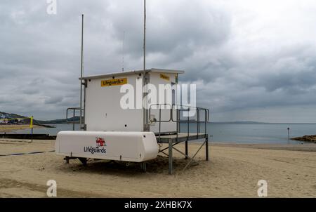 La station de surveillance RNLI sur la plage de sable de Lyme Regis, Dorset Banque D'Images