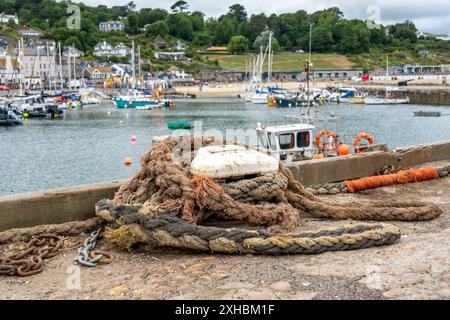 Mise au point étroite et sélective de la corde d'amarrage enroulée autour d'un taquet métallique dans le port Banque D'Images