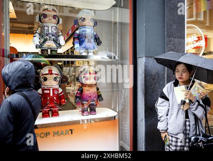 AMSTERDAM - extérieur du magasin de jouets POP MART. Plusieurs branches du concept de jouet chinois seront ouvertes en Europe cet été. ANP SEM VAN DER WAL netherlands Out - belgium Out Credit : ANP/Alamy Live News Banque D'Images