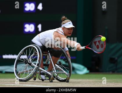 Londres, Royaume-Uni. 13 juillet 2024. 13 juillet 2024 ; All England Lawn Tennis and Croquet Club, Londres, Angleterre ; tournoi de tennis de Wimbledon, jour 13; Diede de Groot (NED) revient de la ligne de base contre Aniek Van Koot (NED), Ladies Wheelchair Singles final Credit : action plus Sports images/Alamy Live News Banque D'Images