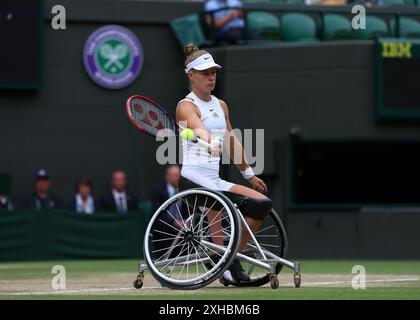 Londres, Royaume-Uni. 13 juillet 2024. 13 juillet 2024 ; All England Lawn Tennis and Croquet Club, Londres, Angleterre ; tournoi de tennis de Wimbledon, jour 13; Diede de Groot (NED) de la ligne de base contre Aniek Van Koot (NED), dans la finale des Ladies Wheelchair Singles sur court One Credit : action plus Sports images/Alamy Live News Banque D'Images