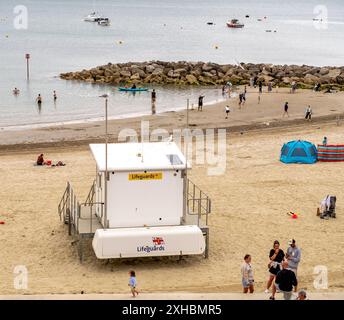 Tour de guet de sauveteur sur la plage de sable dans la ville balnéaire de Lyme Regis, Dorset Banque D'Images