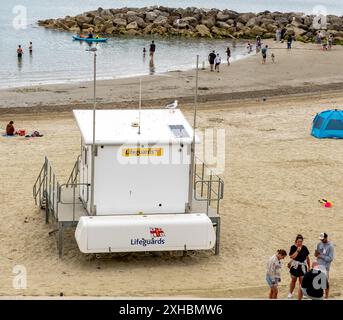 Tour de guet de sauveteur sur la plage de sable dans la ville balnéaire de Lyme Regis, Dorset Banque D'Images