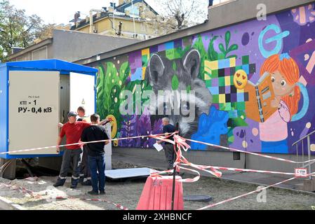 Non exclusif : KIEV, UKRAINE - 12 JUILLET 2024 - des travailleurs sont dans les locaux de l'hôpital national spécialisé Childrens Ohmatdyt dévasté par le Banque D'Images