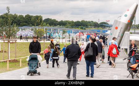 Hambourg, Allemagne. 13 juillet 2024. Les visiteurs se promènent dans le Stellingen Deckelpark au-dessus de l'A7 à l'ouverture du nouveau parc. Crédit : Markus Scholz/dpa/Alamy Live News Banque D'Images