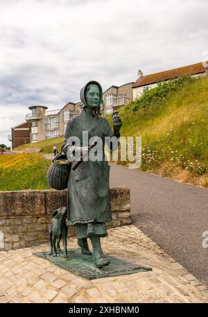 La statue de la célèbre paléontologue Mary Anning dans sa ville natale de Lyme Regis, Dorset Banque D'Images