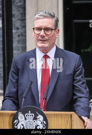 Sir Keir Starmer, premier ministre du Royaume-Uni, prend la parole par la porte n° 10 de Downing Street Banque D'Images