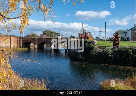 Un pont de brique rouge connu sous le nom de pont rouge sur la rivière Elizabeth à Campbell Town, Tasmanie, Australie. La ville est riche en condamnés Banque D'Images