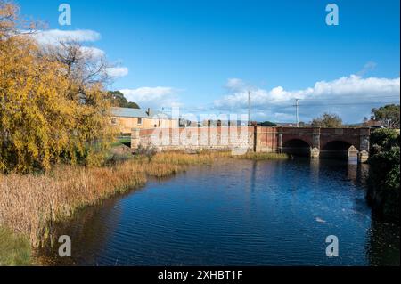 Un pont de brique rouge connu sous le nom de pont rouge sur la rivière Elizabeth à Campbell Town, Tasmanie, Australie. La ville est riche en condamnés Banque D'Images