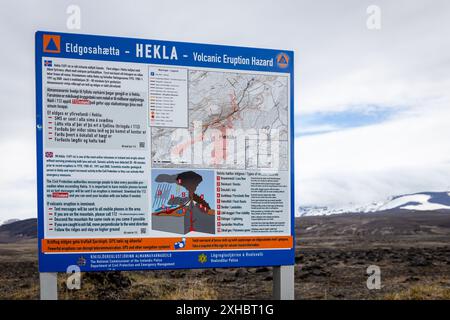 Hekla, Islande, 15.05.22. Hekla - risque d'éruption volcanique panneau d'information touristique avec le volcan Hekla en arrière-plan. Banque D'Images