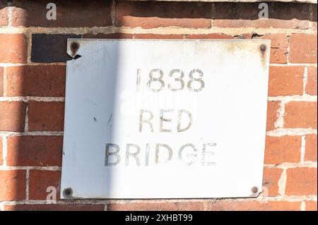 Un pont de brique rouge connu sous le nom de Red Bridge traversant la rivière Elizabeth à Campbell Town, Tasmanie. La ville est riche en histoire de bagnards, et th Banque D'Images