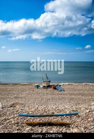 Bateau de pêche sur la plage de Budleigh Salterton, Devon, Royaume-Uni Banque D'Images