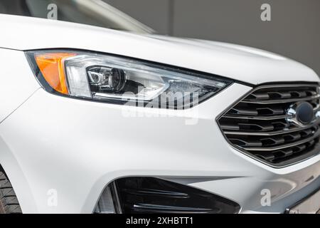 Voiture SUV blanche moderne avec optique de phare avant, gros plan Banque D'Images