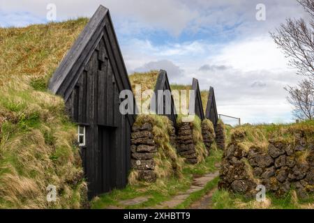 Rangée de vieilles maisons de gazon envahies d'herbe et de mousse à Keldur, la plus ancienne ferme de gazon existante en Islande. Banque D'Images