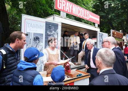 Lord's cricket Ground London UK - un artisan des fabricants de chauves-souris Gray-Nicolls explique le processus de fabrication des chauves-souris de cricket - photo juillet 2024 Banque D'Images