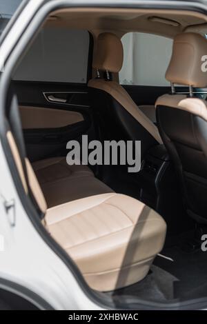 Intérieur de voiture moderne avec sièges arrière avec sièges en cuir dans la ville Banque D'Images